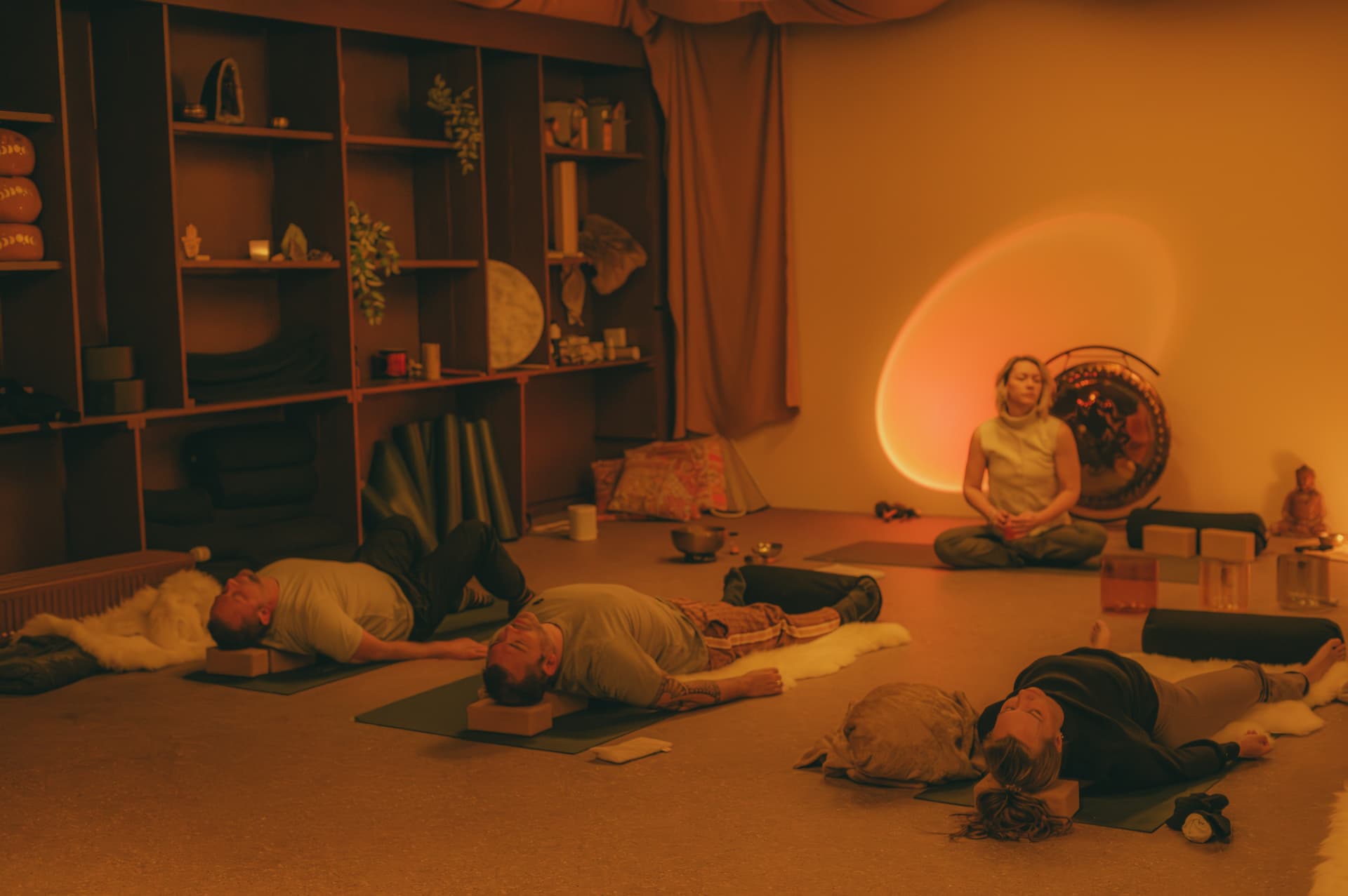 Een ontspannen groepsles in de studio van Way of Yoga