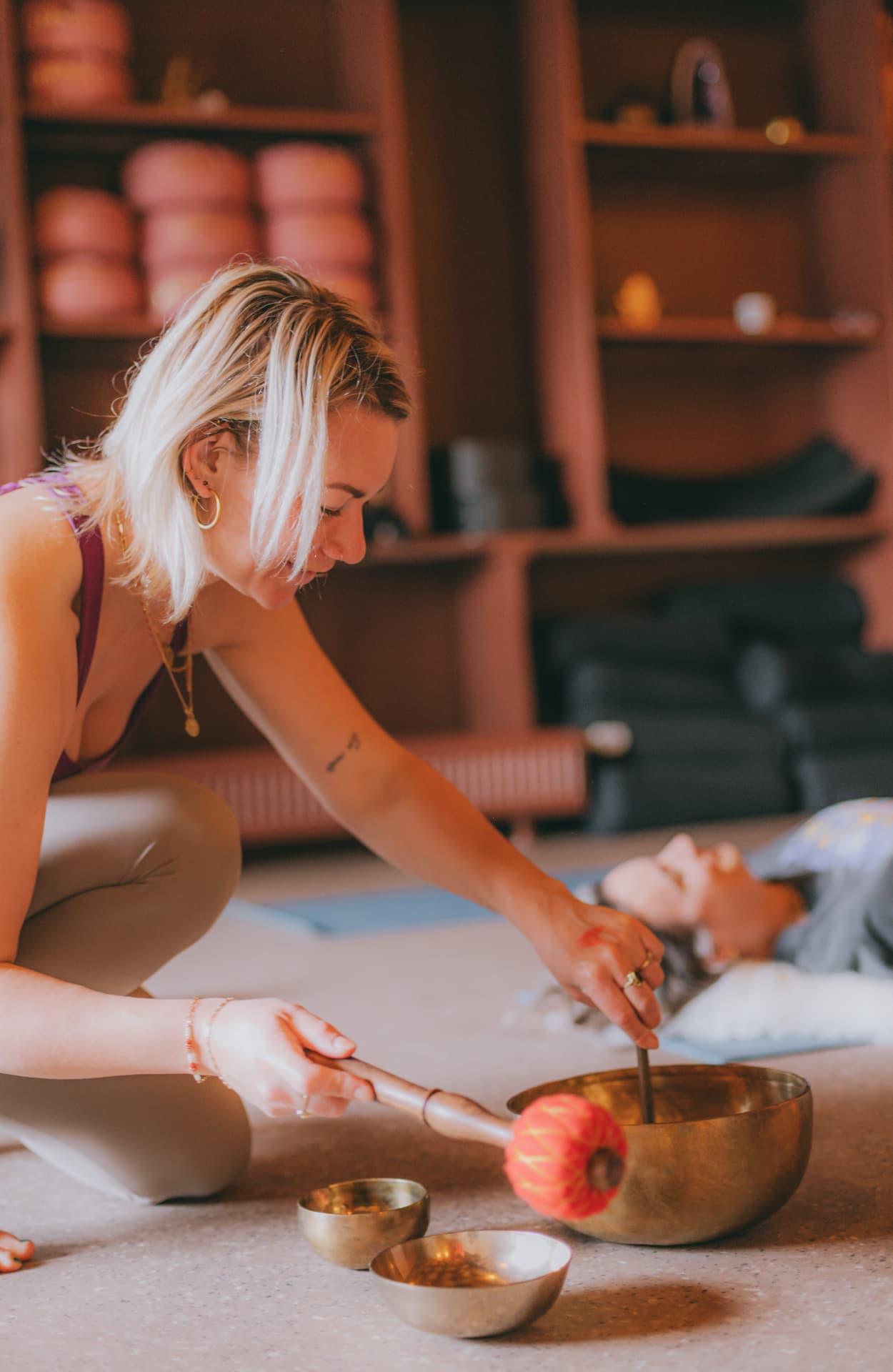 Naomi begeleidt sound healing met klankschalen